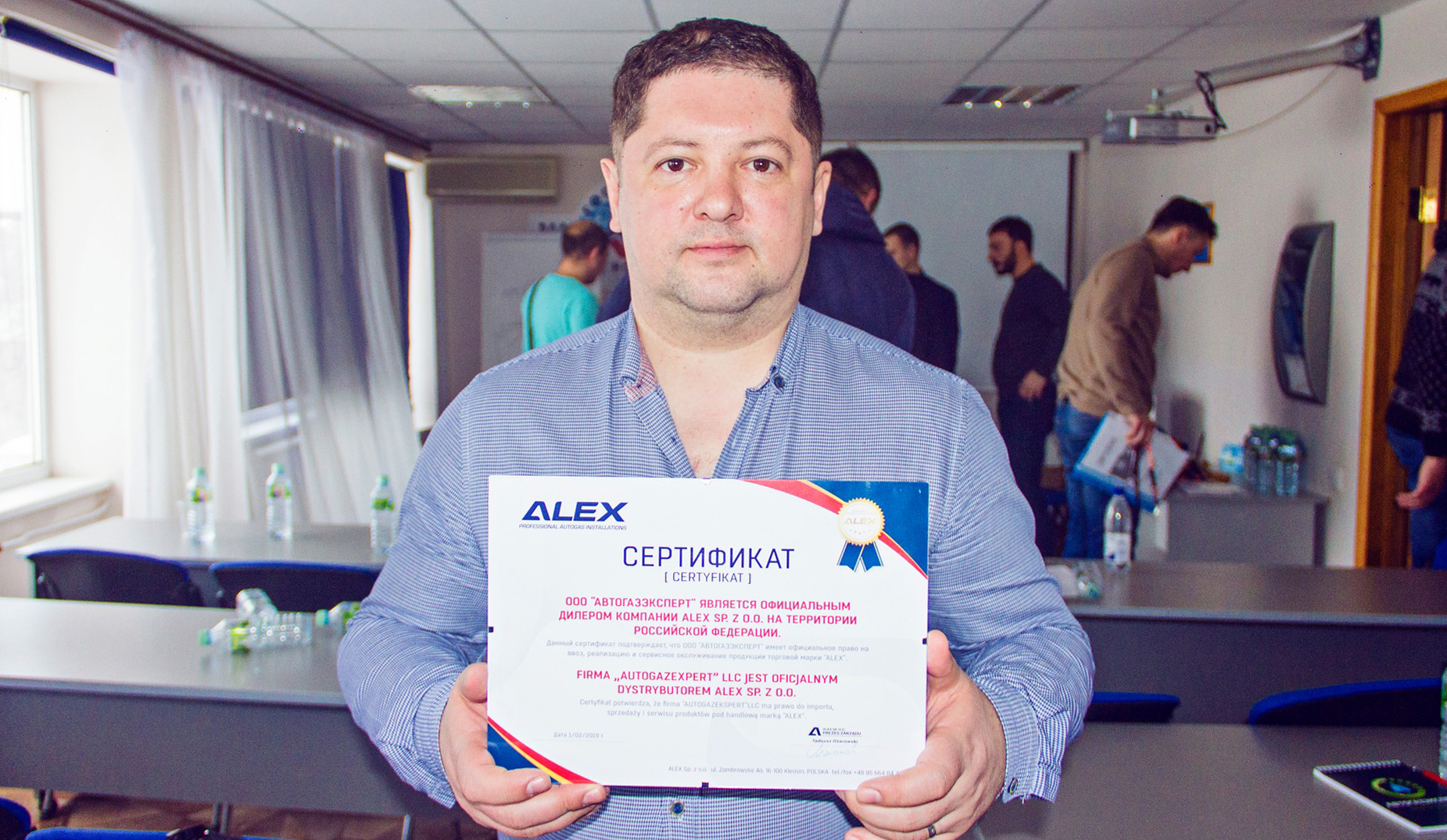 Иван Крот — руководитель АвтоГазЭксперт — получил сертификат официального дилера ГБО ALEX